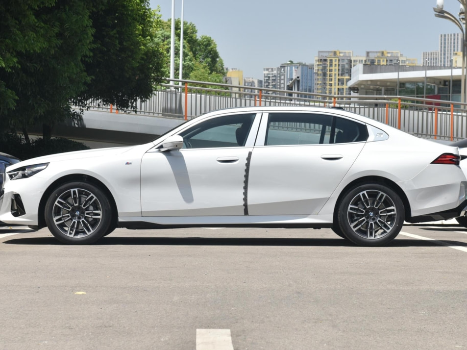 Новый автомобиль BMW 5 серии 530Li leading M sports suitв городе Москва ДЦ - CDEK.Shopping