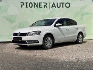 Volkswagen Passat 2013 г. (белый)